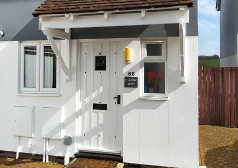 Riverside Mews is a cottage with stunning estuary views and family attractions nearby