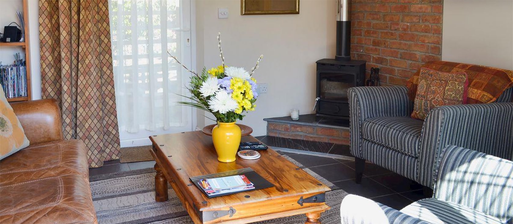 Robin Cottage, Brixham is a cosy two bedroom cottage with well-appointed living room, logburner & beamed dining kitchen all on one level. It has street parking & front and rear paved gardens for an outdoor lifestyle. Walk to shops, harbour and beach.