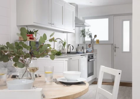 The dining area & kitchen at Robin, Polzeath