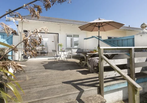The decked patio, barbecue & alfresco dining area at Robin, Polzeath