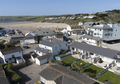 Robin offers a peaceful escape with the convenience of shops, caf√©s, restaurants & sandy beach just steps from its front door