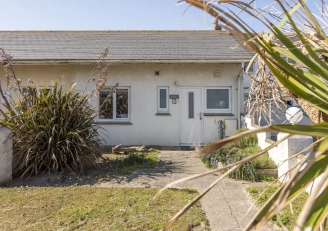 Robin is a delightful two-bedroom holiday home, designed to embrace indoor-outdoor living, in Polzeath