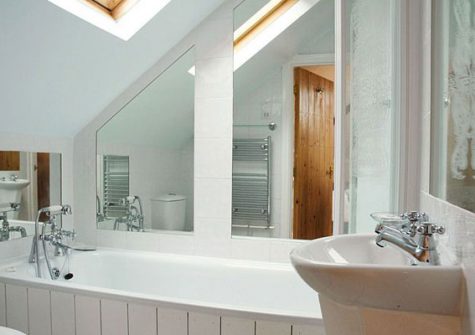 The en-suite to bedroom #1 @ Rock House, Torquay