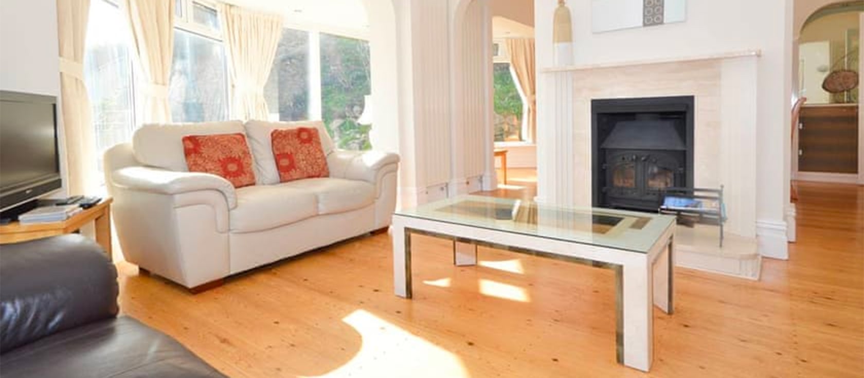 Rock House, Torquay is a newly refurbished detached house with four bedrooms to sleep seven and a separate apartment to accommodate another two. This beautiful house has sweeping views across Torquay harbour, town and the bay and is finished to a high standard.