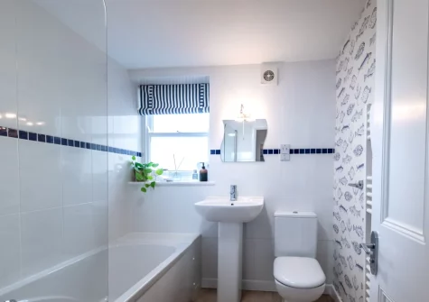 The bathroom at Rock Rose Cottage, Appledore