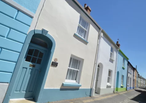 Rock Rose Cottage is set in the popular fishing village of Appledore, close to an eclectic mix of family-friendly pubs, cafés, shops & craft galleries