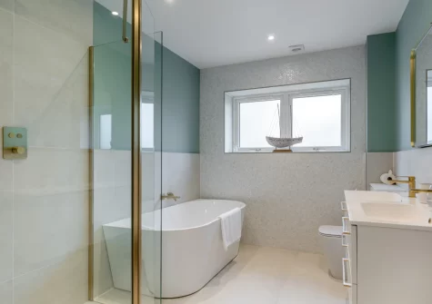 The ground floor bathroom at Rock View, Little Petherick