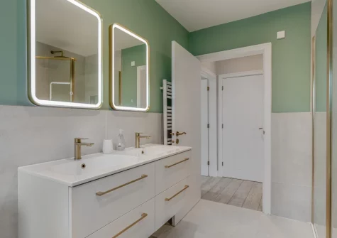 The ground floor bathroom at Rock View, Little Petherick