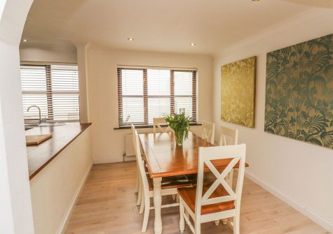 The dining area at Rockham Bay View, Mortehoe