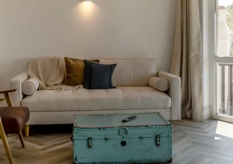 Rockham, Croyde is a stylish two-bedroom beachside apartment with direct beach access and stunning sea views. Enjoy beautifully renovated interiors, dual private outdoor spaces, and the vibrant surfing village atmosphere right on your doorstep.