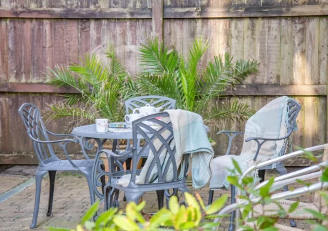 The living area courtyard & alfresco dining area at Rockham, Mortehoe