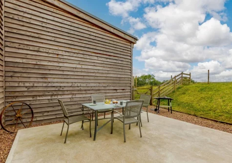 The patio, alfresco dining area & garden at Rogford Barn, Templeton