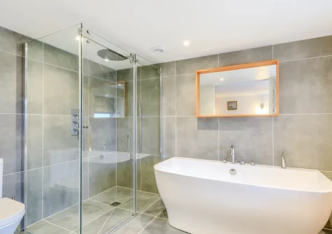 The ensuite bathroom at Rolling Hills, Lee