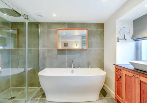 The ensuite bathroom at Rolling Hills, Lee