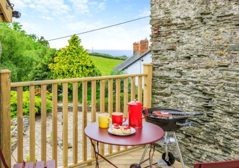 The patio, barbecue & alfresco dining area at Rolling Hills, Lee