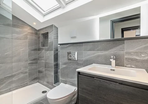 The shower room at Rooftop Rendezvous, St Ives