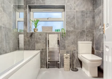 The bathroom at Roscarna, Parkham