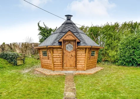 The garden & barbecue hut at Roscarna, Parkham