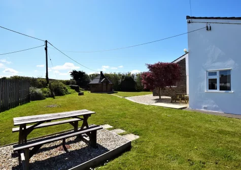 The alfresco dining area & garden at Roscarna, Parkham