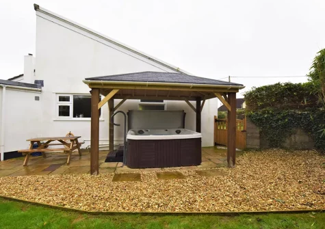 The alfresco dining area & hot tub at Roscarna, Parkham
