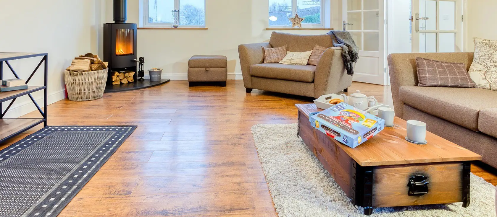 Roscarna, Parkham is a luxurious detached retreat in rural North Devon featuring a private hot tub, BBQ hut, and games room. With four versatile bedrooms and proximity to gorgeous beaches and family attractions, it's perfect for family holidays.
