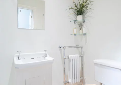 The shower room at Rose Cocoon, North Brentor