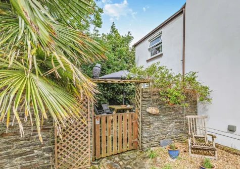 Rose Cottage at Fairview is an idyllic rural retreat set amongst 12 acres of rolling countryside
