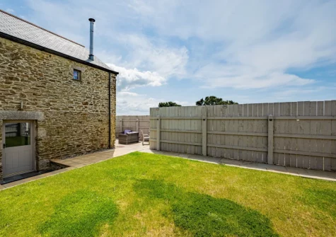 The enclosed lawned garden at Rose Cottage at Higher Worthyvale Farm, Camelford