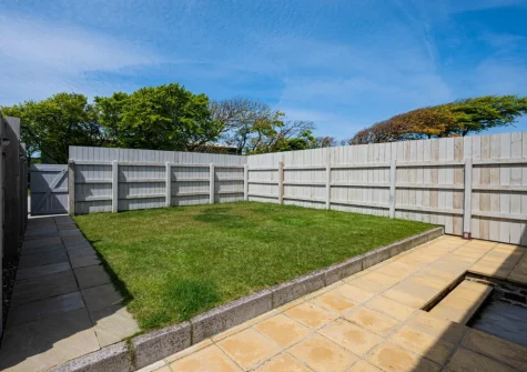 The enclosed lawned garden at Rose Cottage at Higher Worthyvale Farm, Camelford