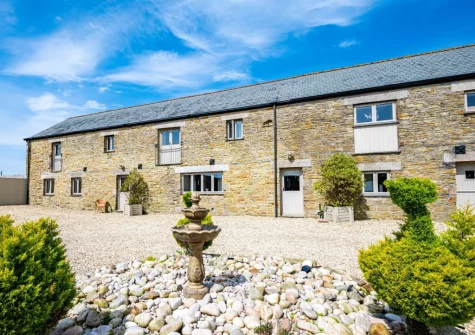Rose Cottage at Higher Worthyvale Farm is a beautifully presented cottage forming part of a charming, converted barn