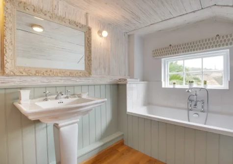 The bathroom at Rose Cottage, Helford