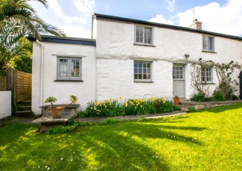 The enclosed lawned garden at Rose Cottage, Helford
