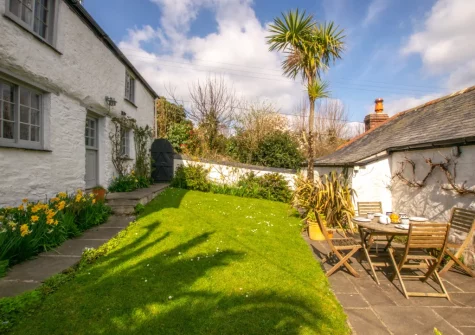 The patio, barbecue, alfresco dining area & enclosed lawned garden at Rose Cottage, Helford