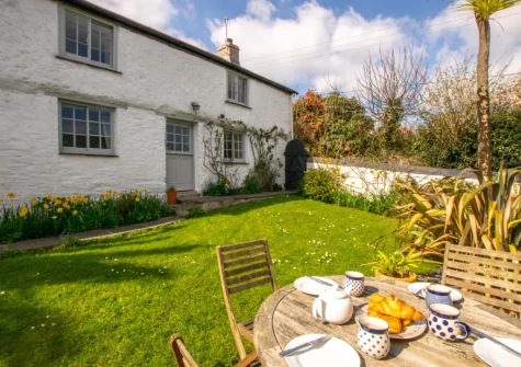 The patio, barbecue, alfresco dining area & enclosed lawned garden at Rose Cottage, Helford