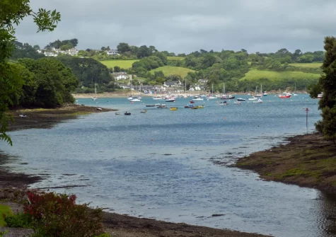 There are many walking trails along the Helford River to nearby attractions