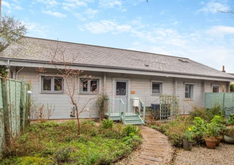 Rose Retreat is a stunning & unique self-built holiday home close to Perranporth Beach