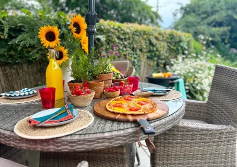 The alfresco dining area at Rose Week Cottage, Langtree