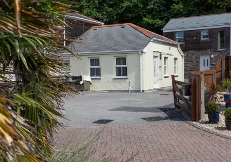 Rosebud is a single-story holiday home in Portreath, with a sandy beach, an array of shops, cafes & restaurants all within a five-minute walk