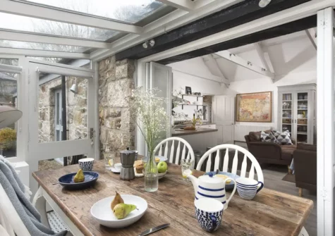 The dining area at Rosehendra, Rosevidney