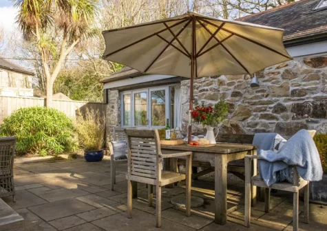 The wraparound terrace & alfresco dining area at Rosehendra, Rosevidney