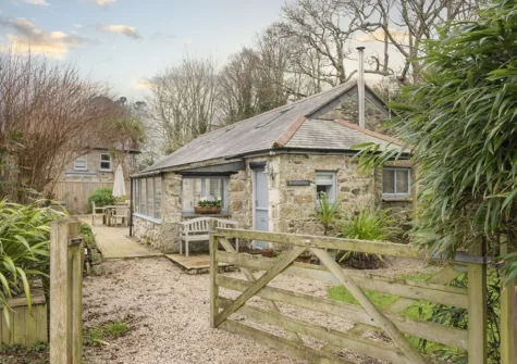 Outside Rosehendra, Rosevidney