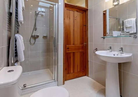 Bedroom #1 en-suite bathroom at Roseland Barn, Trenear