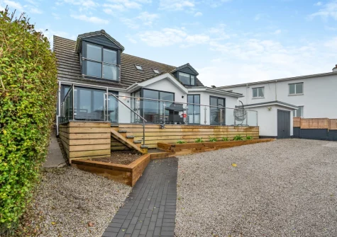 Rosemerryn is a spectacular Carbis Bay holiday home with a stylish, light-filled living space, together with sumptuous bedrooms & luxurious bathrooms