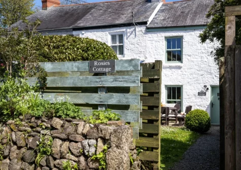 Rosie's Cottage is a delightful holiday home is nestled away in a tranquil location that's just a brief walk to Mousehole Harbour
