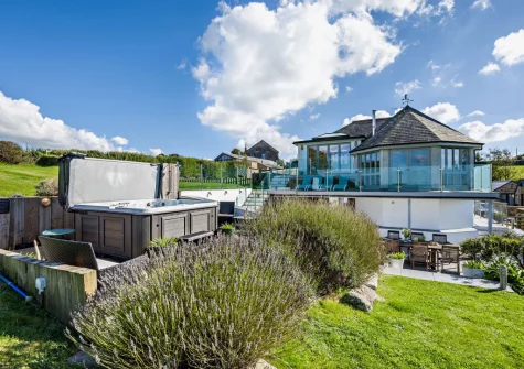The hot tub & garden at Roundhouse Mill, St Issey