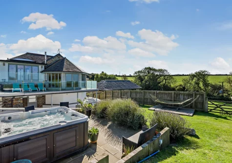 The hot tub & garden at Roundhouse Mill, St Issey