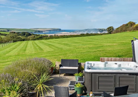 The hot tub & garden at Roundhouse Mill, St Issey