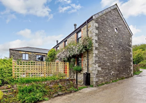 Rowan at South Torfrey Farm is a reverse level barn conversion that oozes character with exposed beams & wooden floors