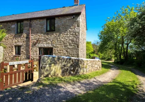 Ruby Farm Cottage is erfectly located in a quiet rural hamlet, yet close to Porthleven & Falmouth for more adventure