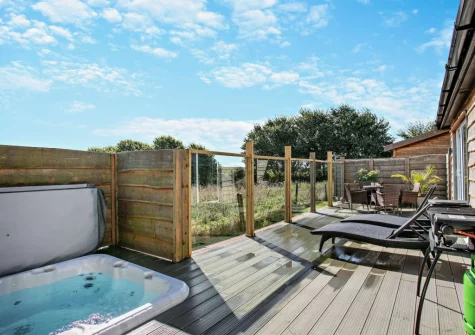 The fully enclosed decked terrace, outdoor sitting area & sunken hot tub at Saddleback, Westward Ho!
